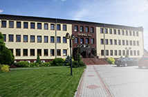 Budynek siedziby firmy Ospel S.A. z reprezentacyjną fasadą i zadbanym terenem zielonym przed wejściem