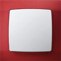 Biały łącznik jednoklawiszowy Ospel Karo w czerwonej ramce